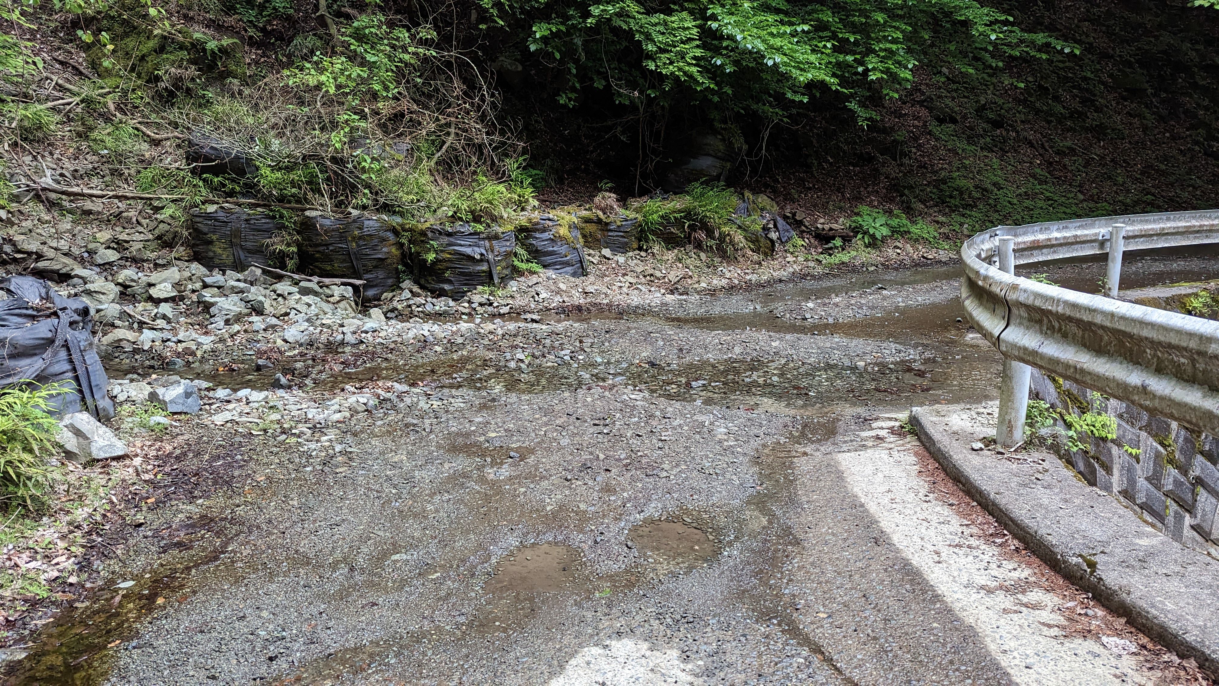 洗い越しはコンクリ舗装だが、土砂流出も