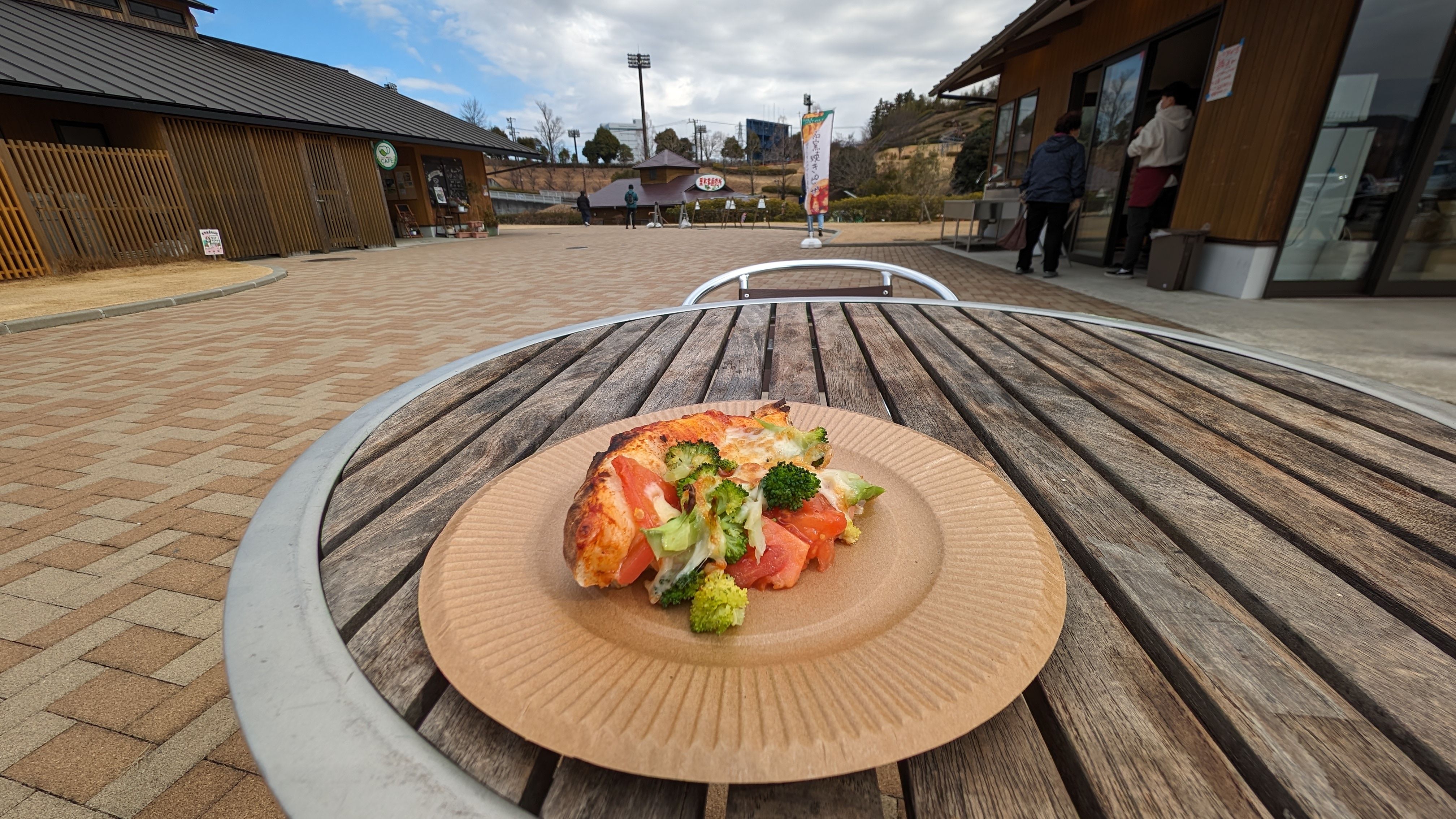 地元野菜を使ったピザが無料でふるまわれる