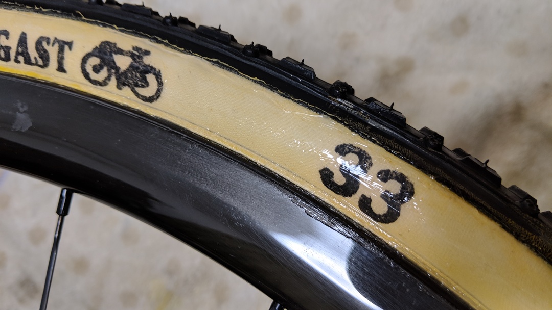 タイヤサイドをシリコンコーキングで保護