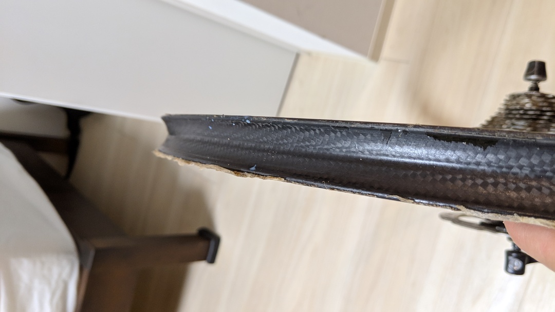 ニップルホールのないリムはシールが貼りやすく、リム内の水がテープを侵さない