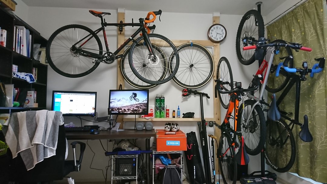 2x4材で自転車用品を省スペース収納