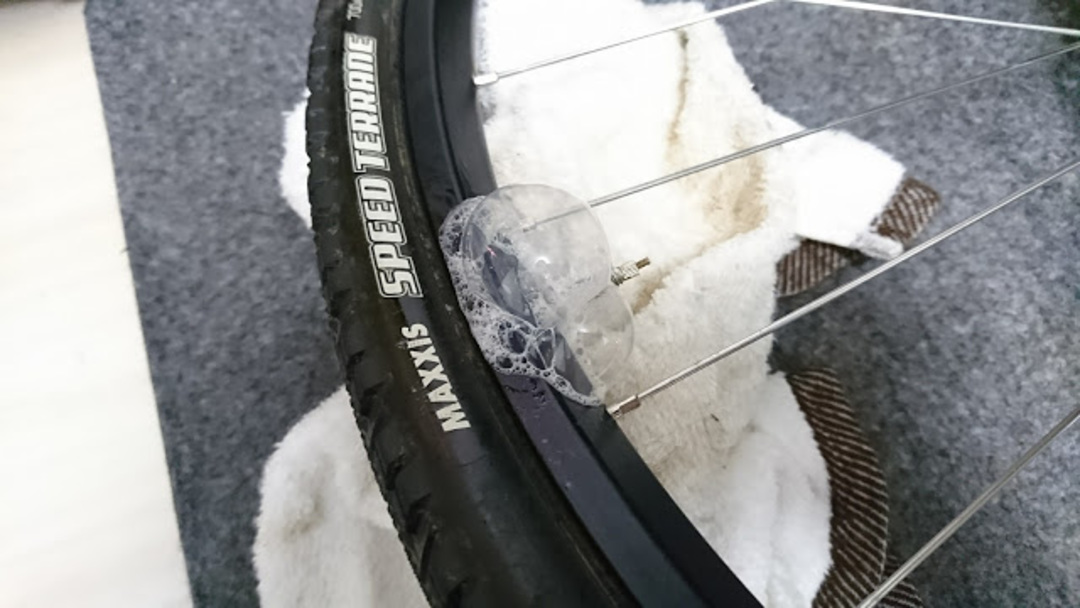 ダクトテープでチューブレス化：結