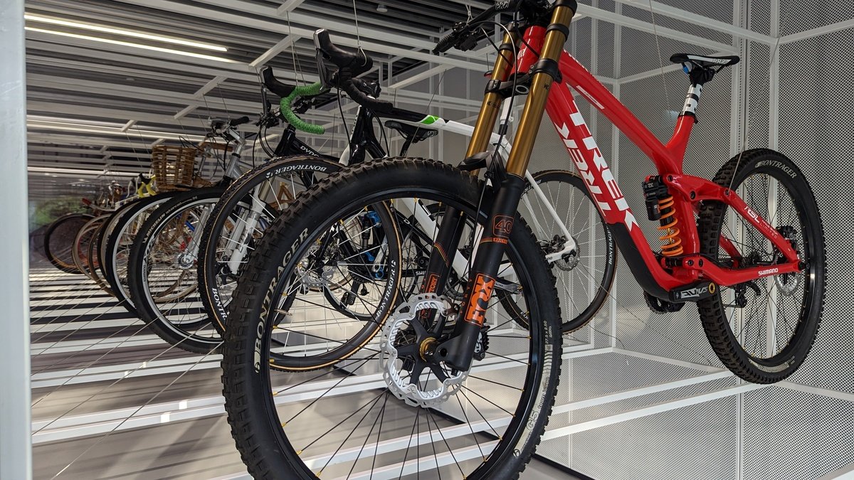 ダウンヒルバイクが最新の場所にあった