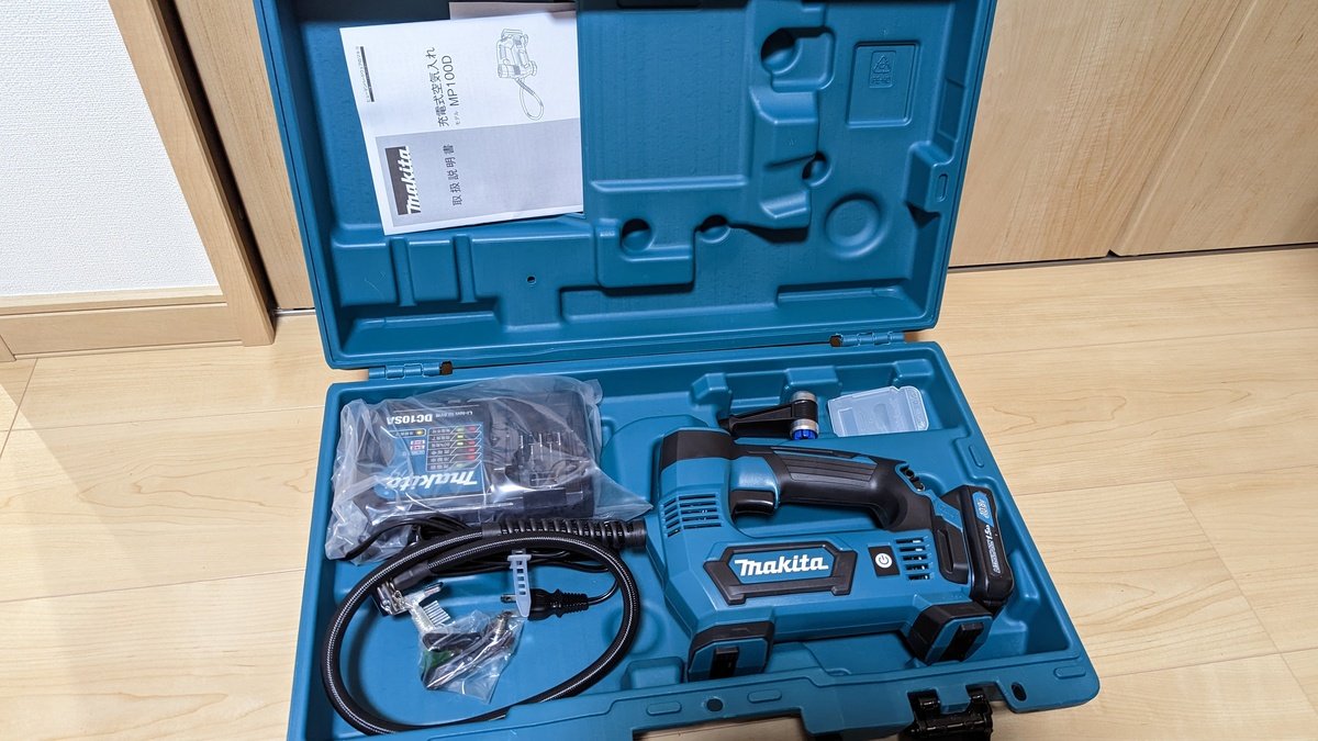 ケースを開けたところ。保証書などを保管するスペースがうれしい