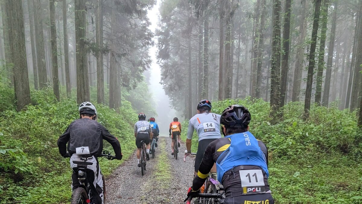 路面は水はけがよく、グラベルの方がアスファルトより水撥ねが少ない