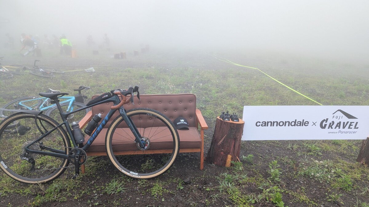 霧でビショビショだが定番のグラベルソファも