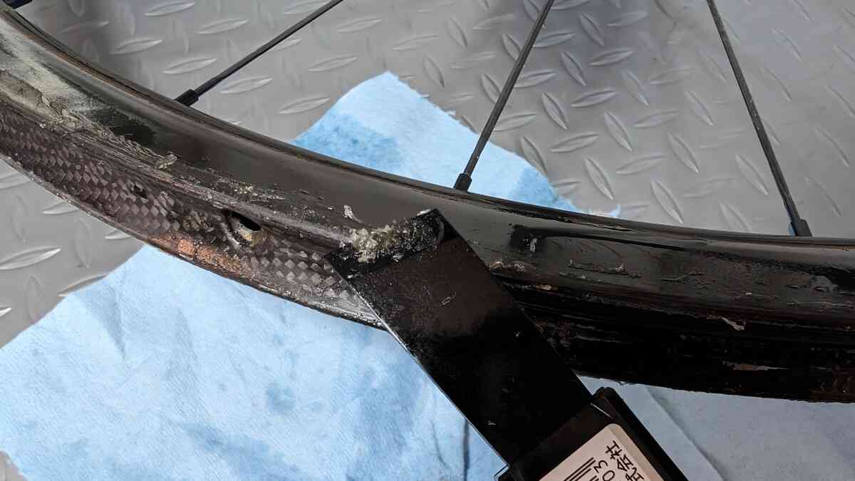 シクロクロスのオフシーズン作業：カーボンチューブラーホイールについた糊やコーキングのクリーニング