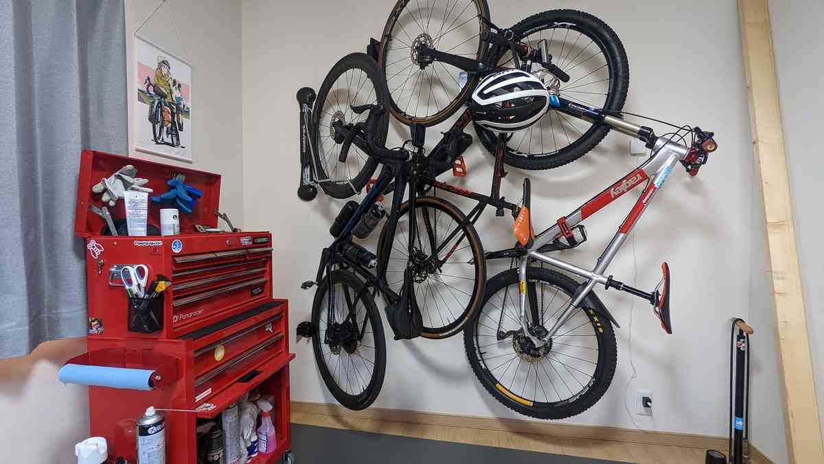 SteadyRackとFeedbak Velo Hingeでスマートな縦置き保管