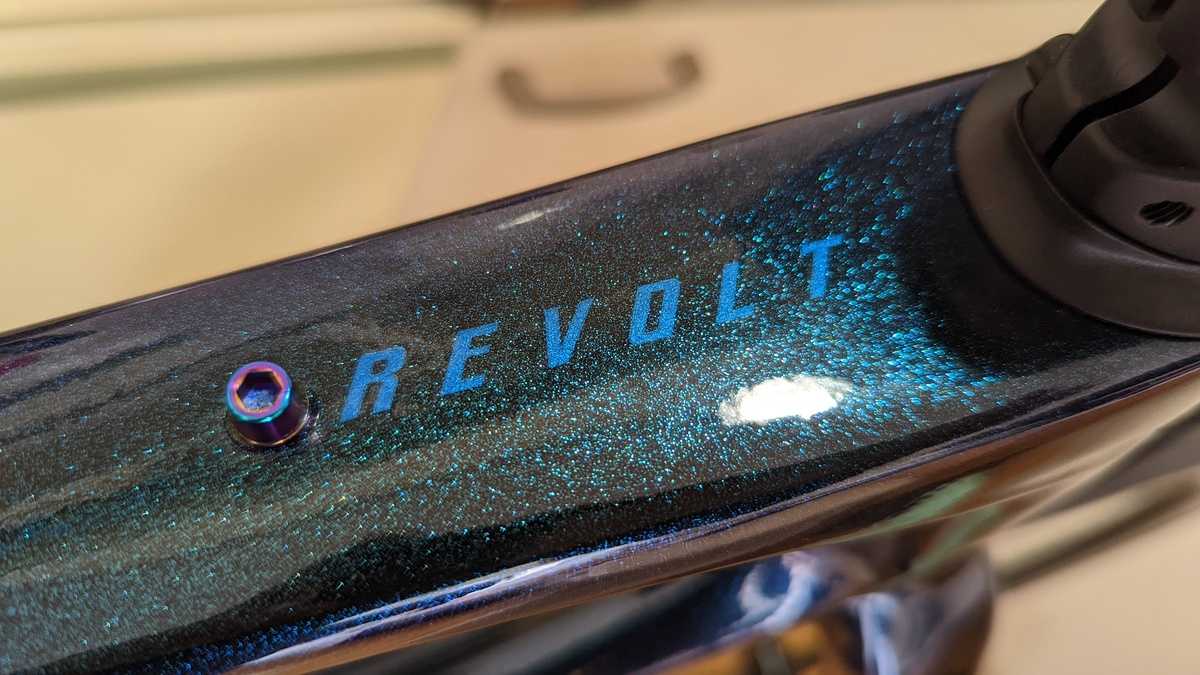 GIANT REVOLT ADVANCED2(2022)レビュー 高速走行からバイクパッキングまで可能なグラベルロード