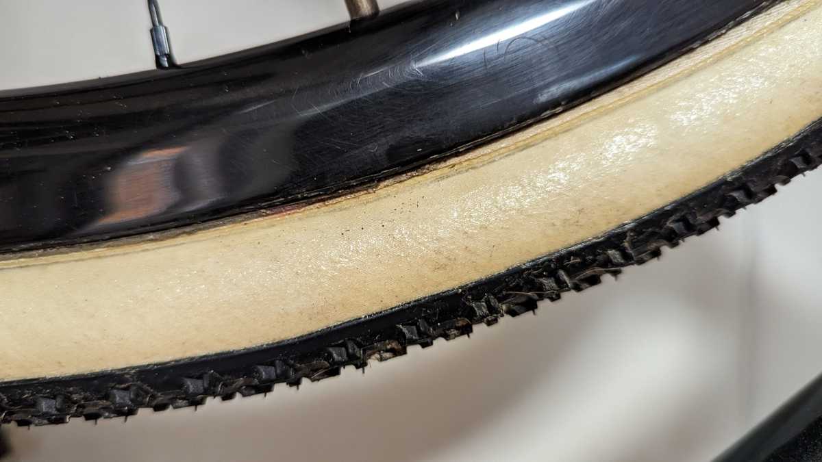 シクロクロスのチューブラータイヤをテープ貼りでどこまでいけるか？Effeto Mariposa Carognaの限界に挑戦