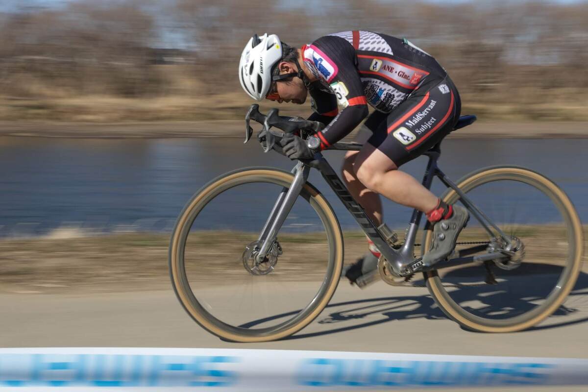 バックストレートで空気抵抗を最小限に抑えるべく丸まった姿