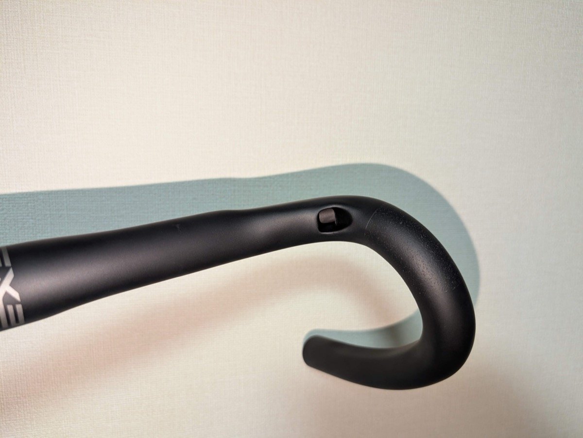 肩だけでなく、ステムの位置に内装用の穴が追加されている