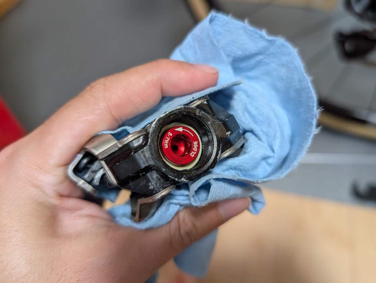 インナーキャップは逆ネジ。パワーメーターでトルク管理しないという事態は避けたい