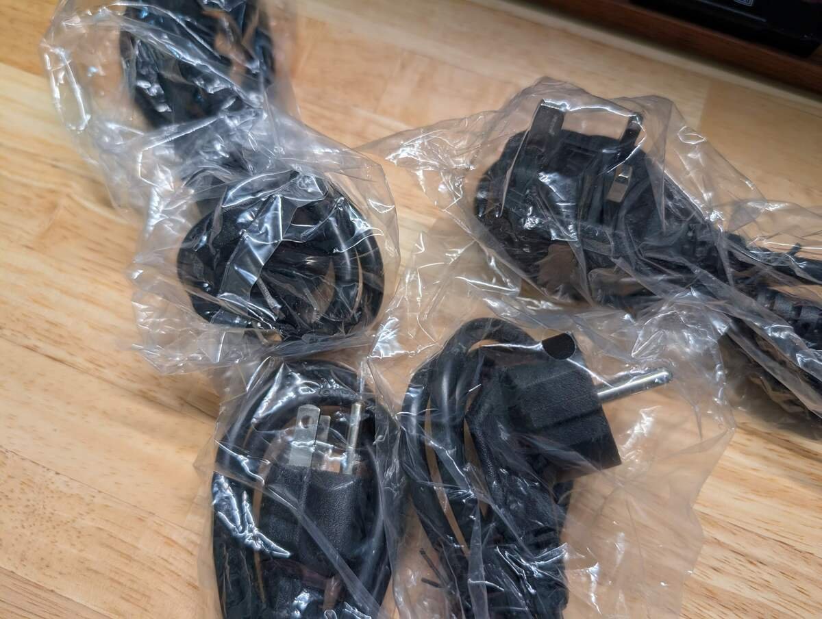 3pinプラグと、EU, US向けプラグで日本では使いづらい