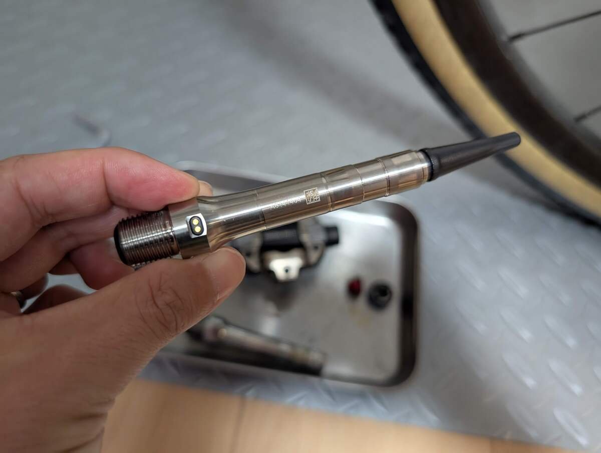 グリスアップ用ツールはグリスを塗らないネジを保護する