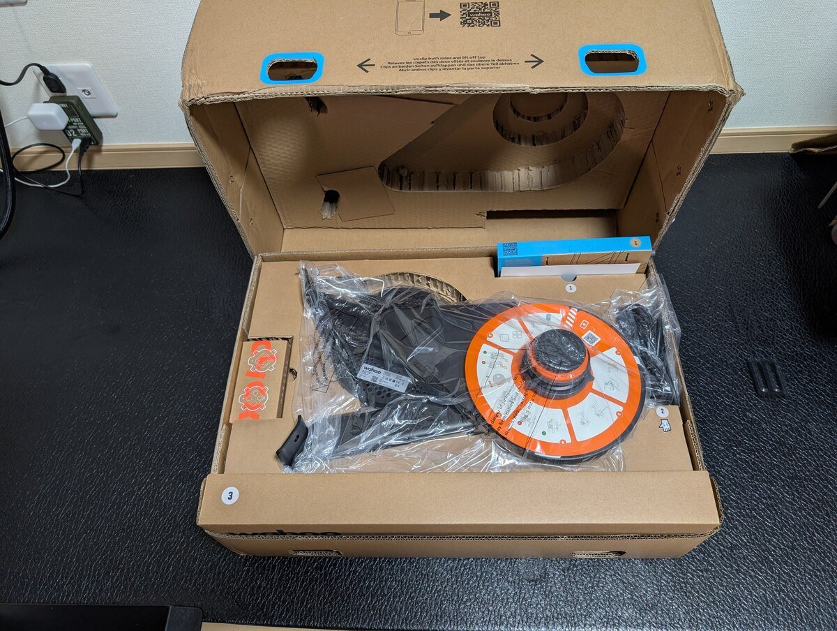 箱はコンパクトで、多少の組み立てが必要