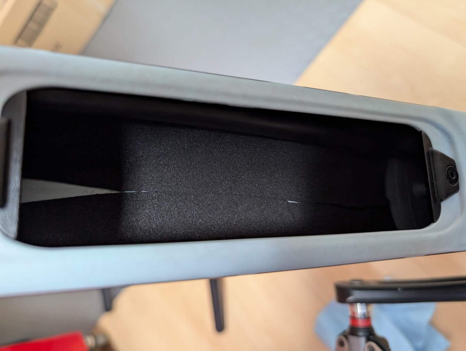 内部ストレージはボトルケージ装着部と一体型