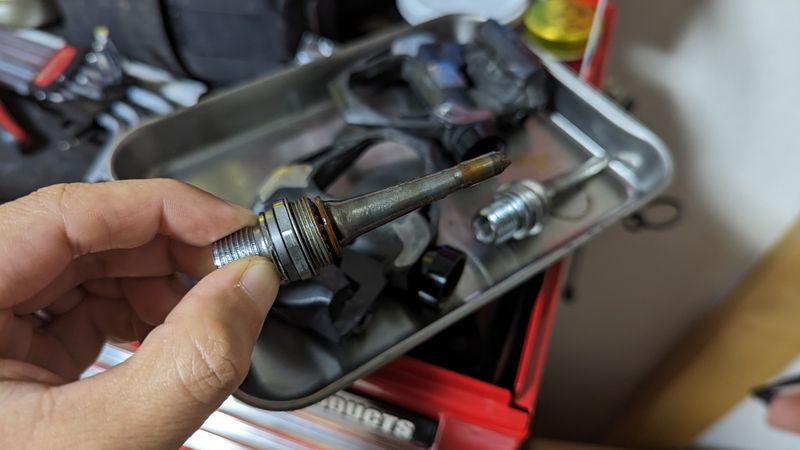 左ペダルは、クランク側ベアリングが謎の軽いグリスに入れ替えられている