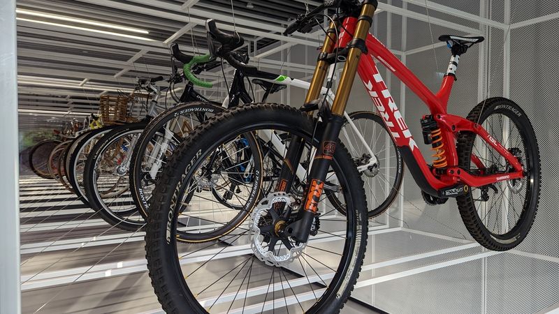 ダウンヒルバイクが最新の場所にあった