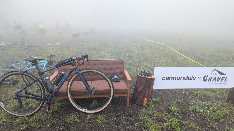 霧でビショビショだが定番のグラベルソファも