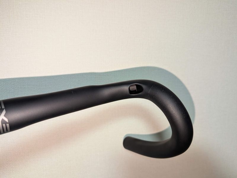 肩だけでなく、ステムの位置に内装用の穴が追加されている