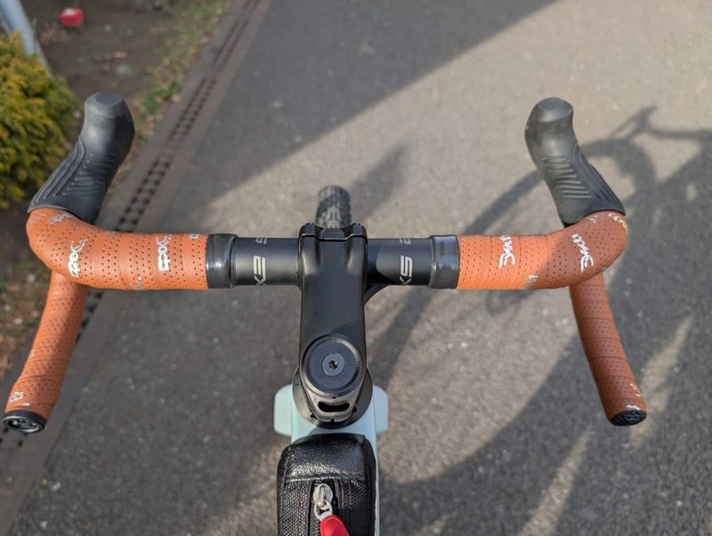 乗車視点からフレアはあまり感じないが、握ってみるとしっかり広い