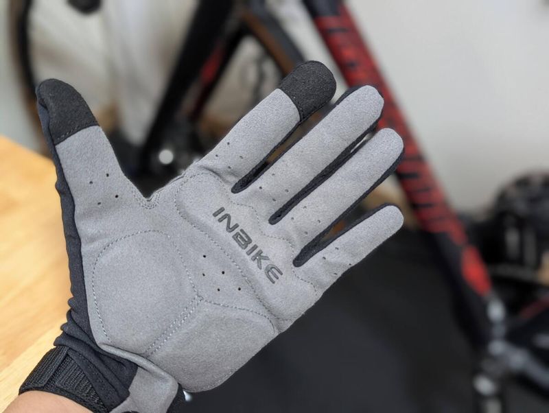 全体的に薄手で、パッドはあるが操作感はいい