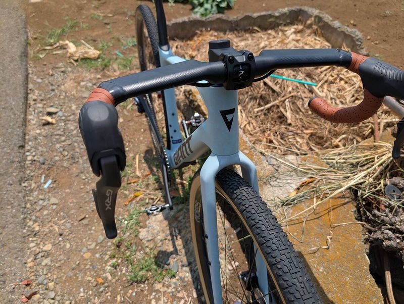 完全内装ではないが、ステムの下からヘッドパーツ経由で導入する半内装タイプ