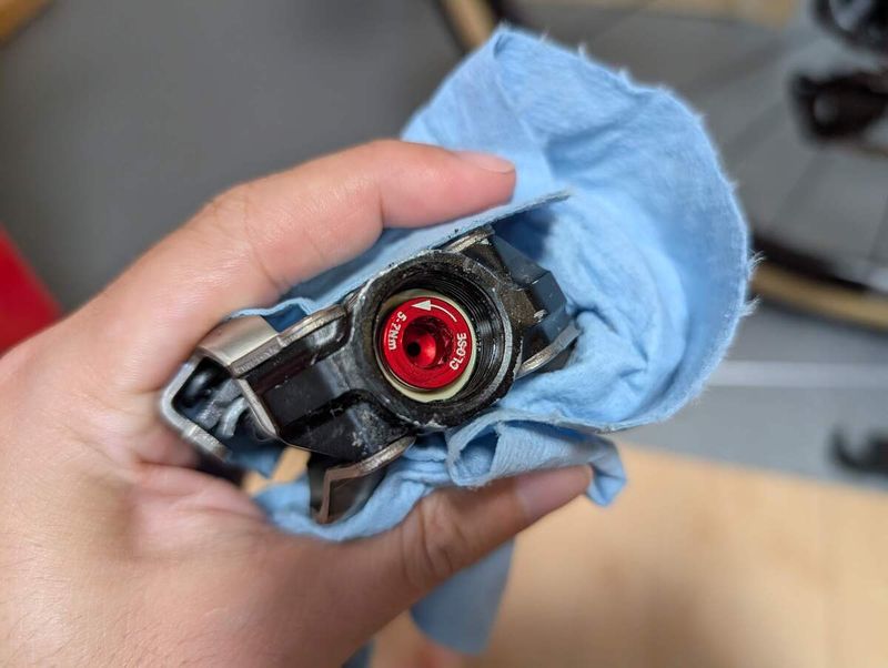 インナーキャップは逆ネジ。パワーメーターでトルク管理しないという事態は避けたい