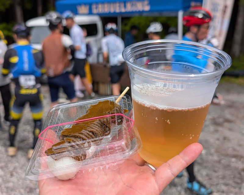 お茶と団子。富士は緑茶よりほうじ茶が推しとのこと